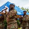 Des Casques bleus de la MINUSMA, au Mali, lors d'une cérémonie en mémoire à deux soldats de la paix tués par un engin explosif improvisé.