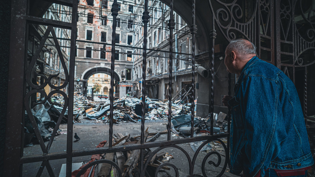 Un hombre observa un negocio dañado en Kharkiv, Ucrania.