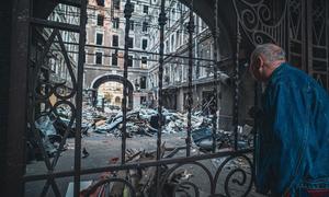 在乌克兰哈尔科夫，一名男子查看一家受损的企业。