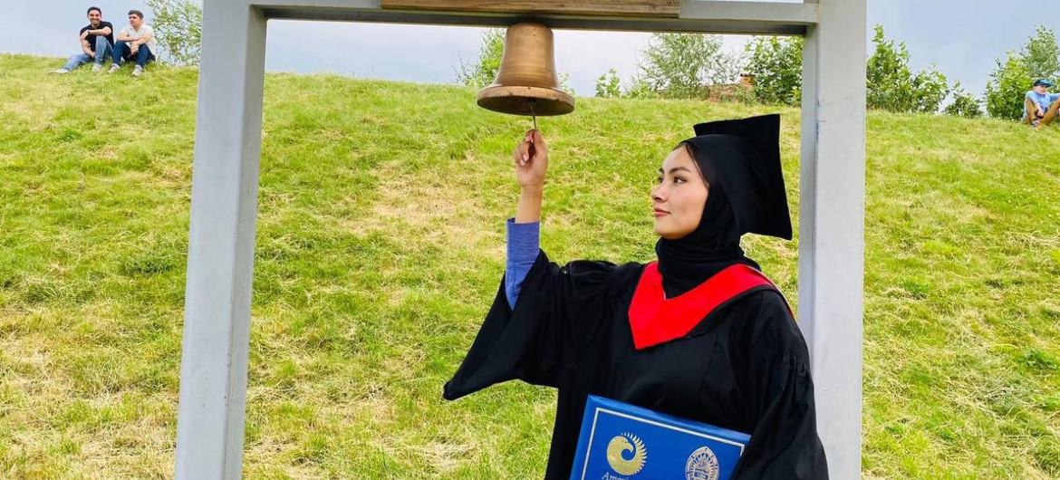 Беженка из Афганистана Алина закончила в Кыргызстане университет. 