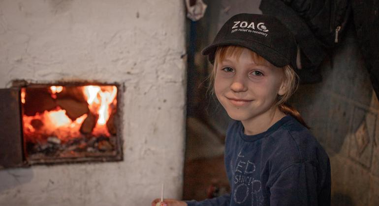 Десятилетняя Александра в тепле своего нового дома.