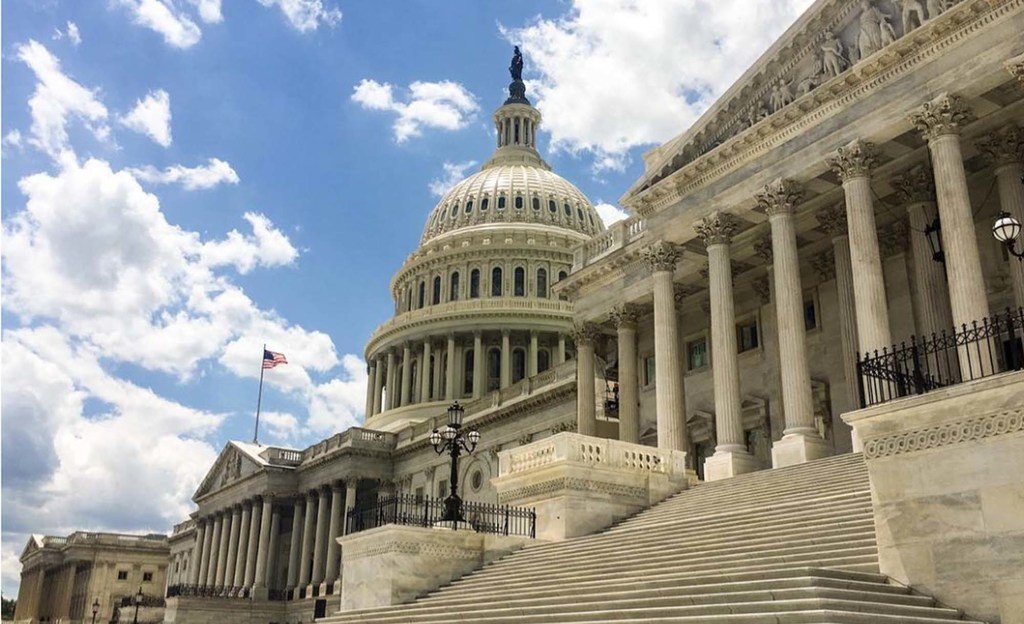 El edificio del Capitolio de los Estados Unidos en Washington D.C., mostrando su gran cúpula y su majestuosa escalinata.