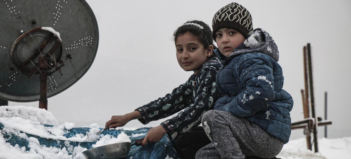 Duas crianças no campo de Killi em Idlib durante os rigorosos meses de inverno no noroeste da Síria.
