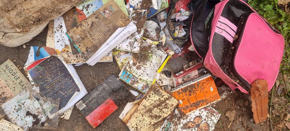 المتعلقات الشخصية لعائلة صالحية متناثرة على الأرض الموحلة تحت المطر بعد هدم القوات الإسرائيلية لمنزلهم في حي الشيخ جراح في القدس الشرقية في 19 كانون الثاني 2022. 