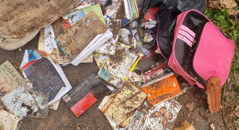 المتعلقات الشخصية لعائلة صالحية متناثرة على الأرض الموحلة تحت المطر بعد هدم القوات الإسرائيلية لمنزلهم في حي الشيخ جراح في القدس الشرقية في 19 كانون الثاني 2022. 