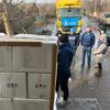 一支由三辆卡车组成的人道主义车队向乌克兰索莱达尔和顿涅茨克地区的社区运送食物、水和医疗用品。