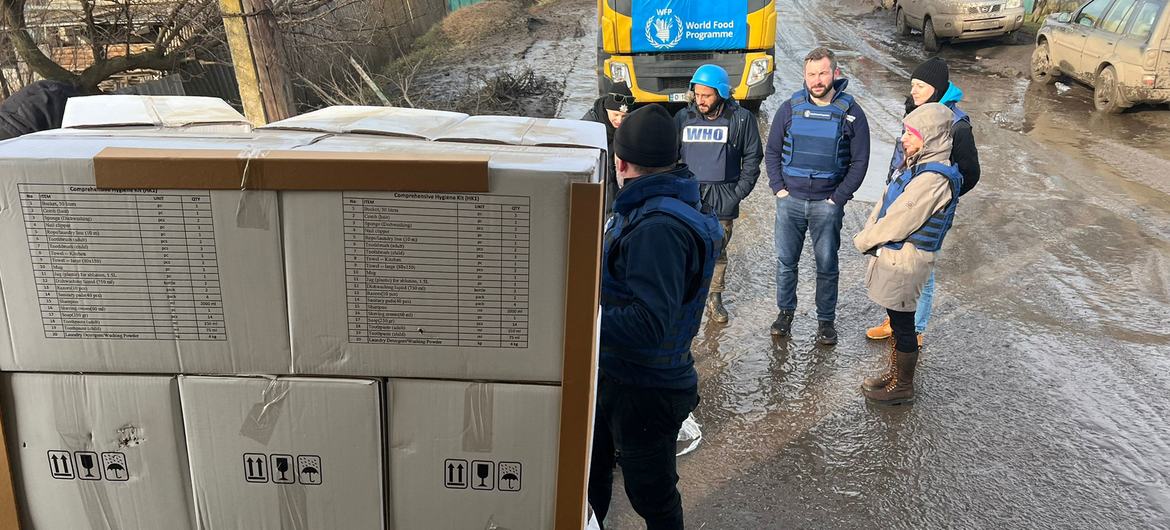 Comboio humanitário de três caminhões leva comida, água e suprimentos médicos para comunidades nas regiões de Soledar e Donetsk, na Ucrânia.