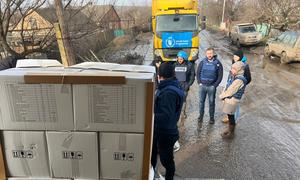 Автоколонна с гуманитарной помощью ООН доставила грузы в районы, прилегающие к Соледару, Донецкая область Украины. 
