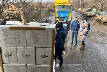 قافلة إنسانية مكونة من ثلاث شاحنات تنقل الغذاء والمياه والإمدادات الطبية إلى المجتمعات المحلية في منطقة سوليدار في أوكرانيا.