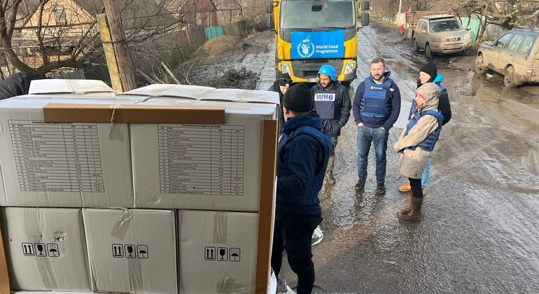 Un convoy humanitario de tres camiones lleva alimentos, agua y suministros médicos a las comunidades de las regiones ucranianas de Soledar y Donetsk.