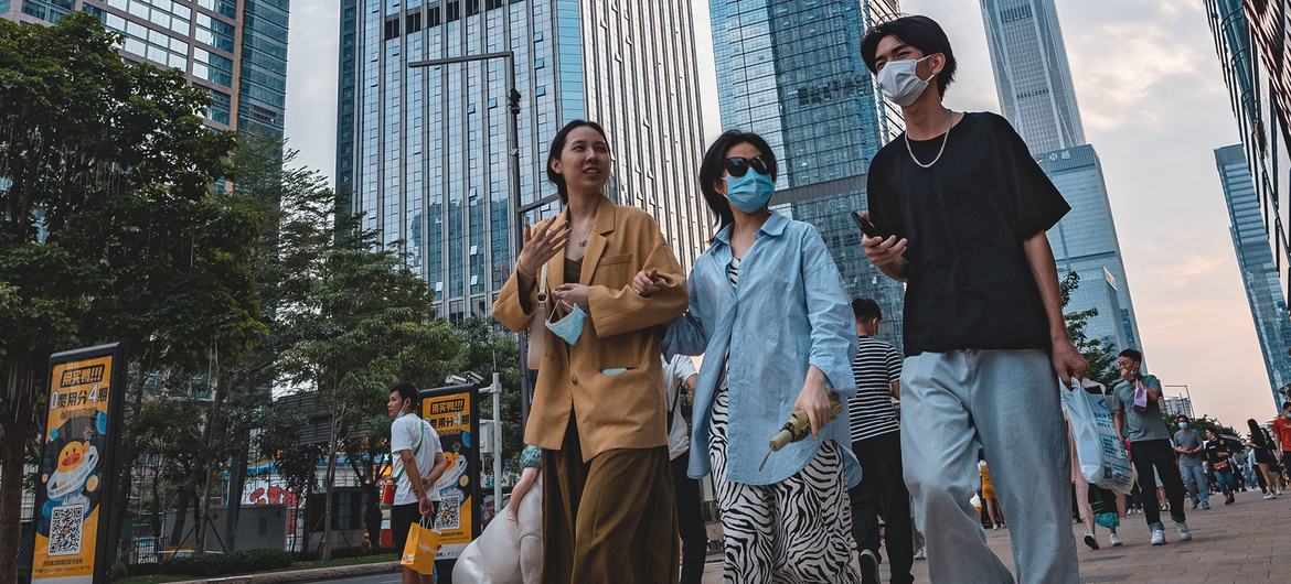在中国深圳，人们在街上带着口罩。（资料图）