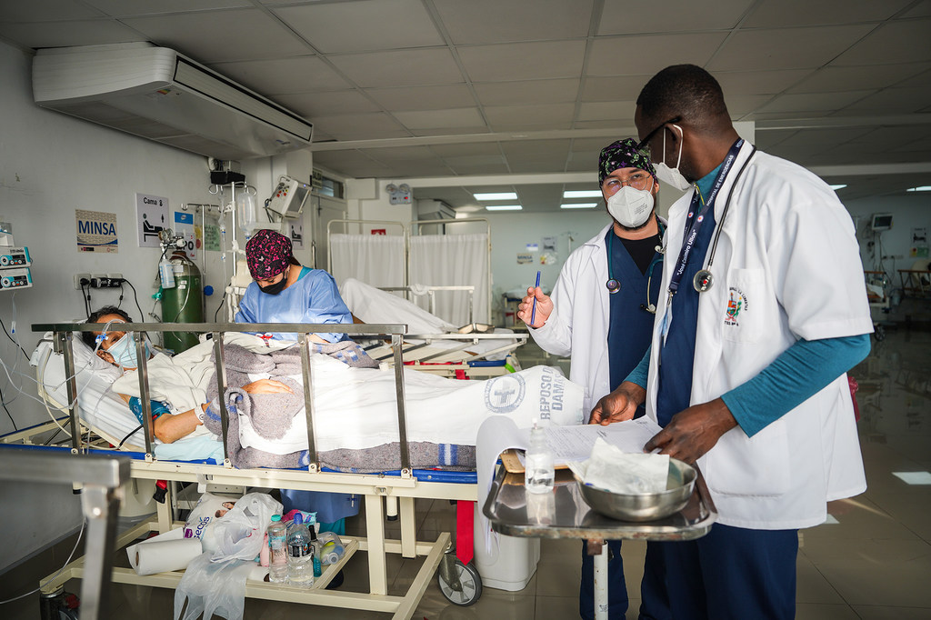Médicos peruanos y venezolanos refuerzan sus competencias gracias a una pasantía de la OIM.