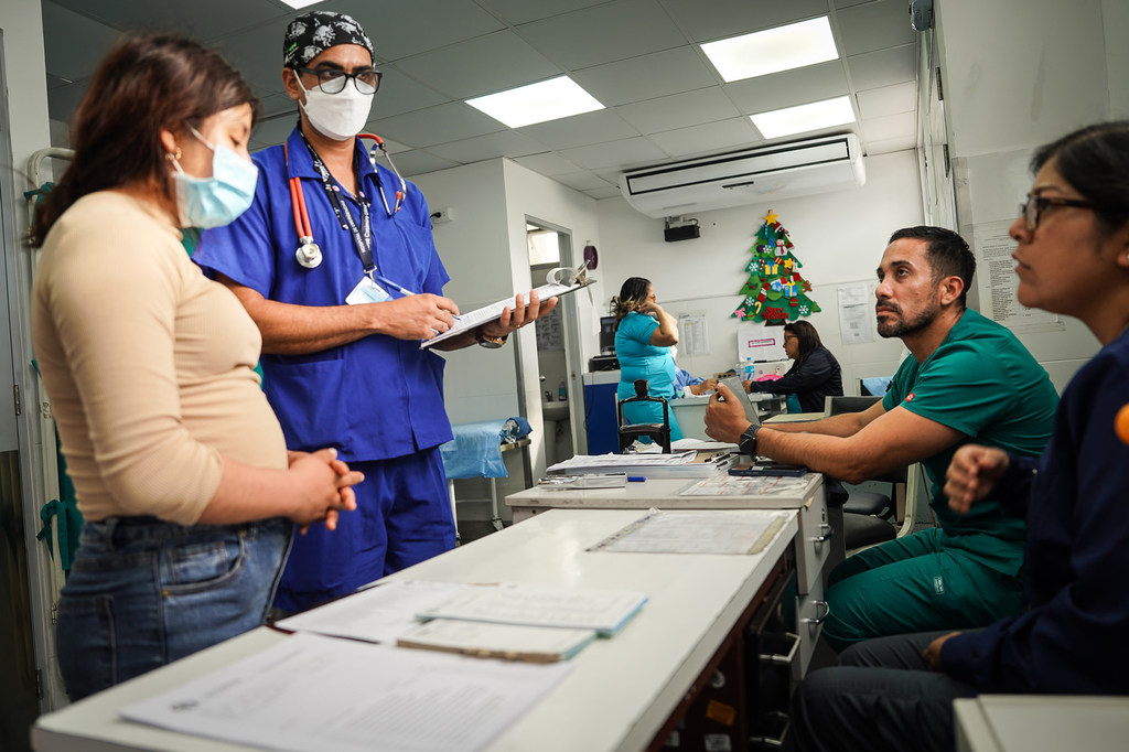Médicos venezolanos y peruanos colaboran para salvar vidas en el Hospital de Emergencias José Casimiro Ulloa de Lima.