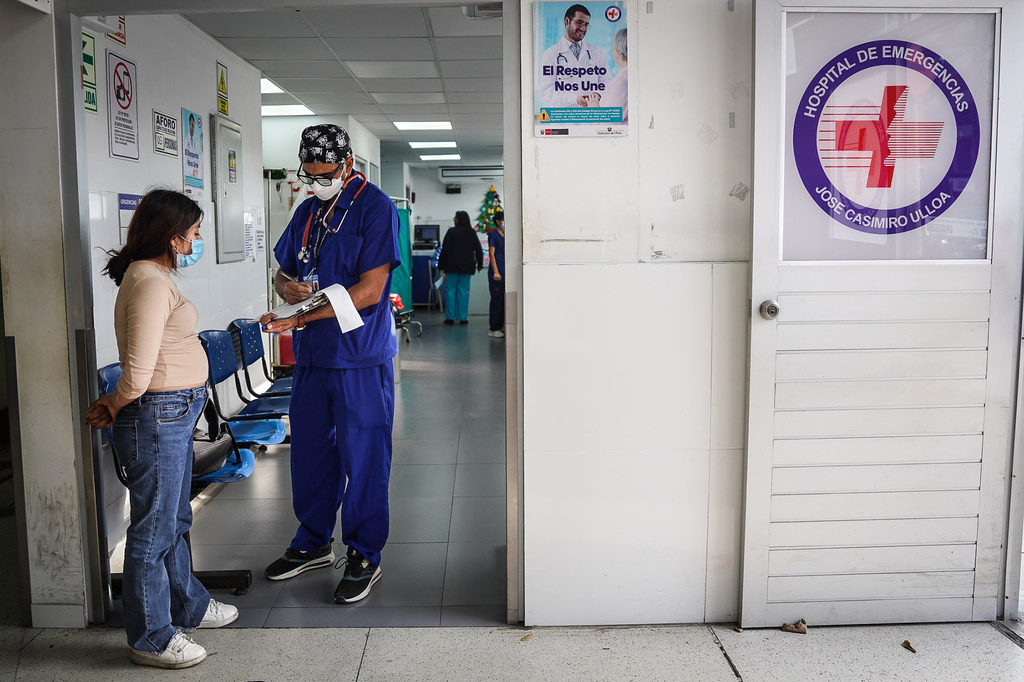 El doctor venezolana de 40 años Yoalexis Tovar evalúa al paciente.