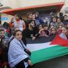 Unos niños de Gaza muestran la bandera palestina tras el alto el fuego.