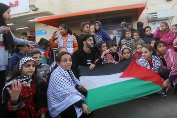 Des enfants à Gaza arborent le drapeau palestinien après le cessez-le-feu.
