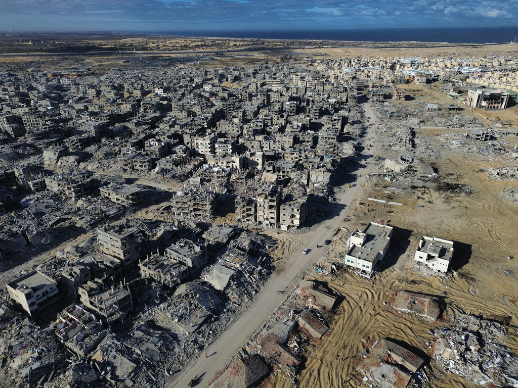 Una vista aérea muestra a familias regresando a sus hogares en Rafah, al sur de Gaza, durante un alto el fuego el 20 de enero de 2025.