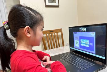 نیو یارک میں ایک بچی آن لائن کورس کے ذریعے چینی زبان سیکھ رہی ہے۔