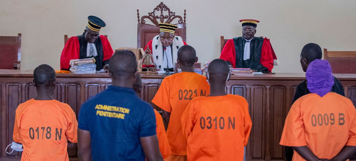 En République Centrafricaine, la MINUSCA aide le ministère de la justice à améliorer ses institutions judiciaires.