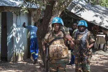 联合国维和人员在中非共和国东北部的一个城镇巡逻。