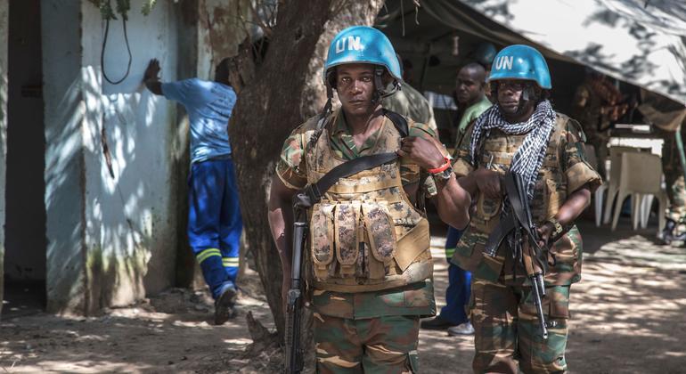 قوات حفظ السلام التابعة للأمم المتحدة تقوم بدوريات في بلدة شمال شرق جمهورية أفريقيا الوسطى.