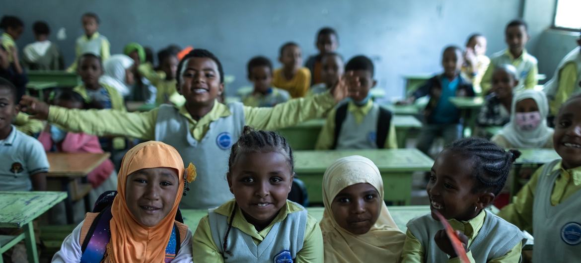 इथियोपिया में एक स्कूल में बच्चे.