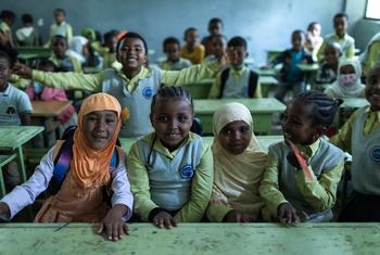 इथियोपिया में एक स्कूल में बच्चे.