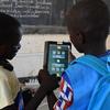 Des enfants avec leurs tablettes dans le  village de Safi au Niger