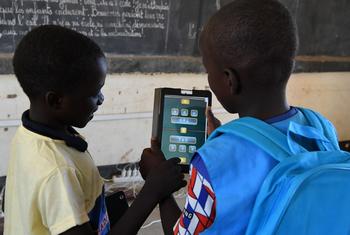 Des enfants avec leurs tablettes dans le  village de Safi au Niger
