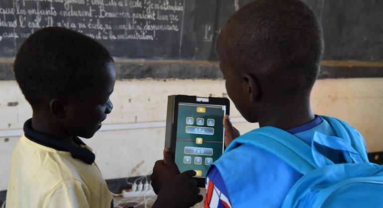 Çocuklar tabletlerini Nijer'in güneyindeki Safi köyündeki Radi'nin okulundaki sınıfa götürüyorlar.