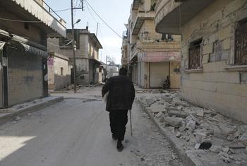एक आदमी अपने छह साल के बेटे का सामान इकट्ठा करते हुए, जो उत्तरी सीरिया में आए विनाशकारी भूकंप का शिकार था