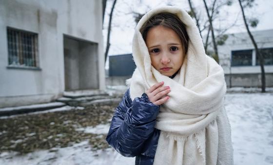Восьмилетняя девочка из разрушенного войной Ирпеня, Украина, вынужденно ютится в маленькой комнате с матертью и сестой. 