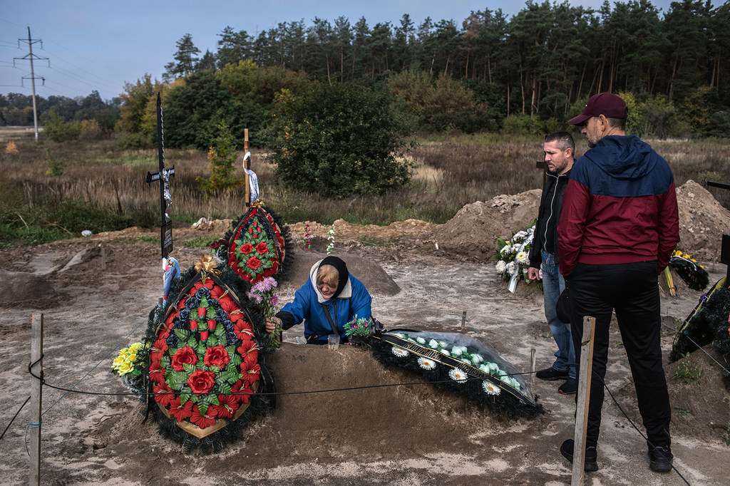 Una madre sepulta a su hijo en Bucha, Ucrania.
