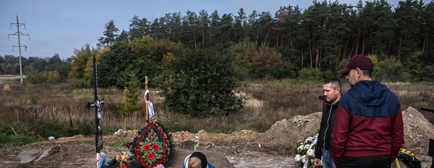 Une mère à Boutcha, en Ukraine, enterre son fils dont le corps a été retrouvé avec 450 autres personnes après le retrait des soldats de la ville.