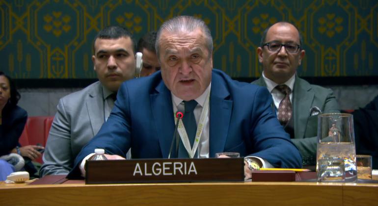 السفير الجزائري لدى الأمم المتحدة عمار بن جامع، يتحدث أمام مجلس الأمن الدولي.