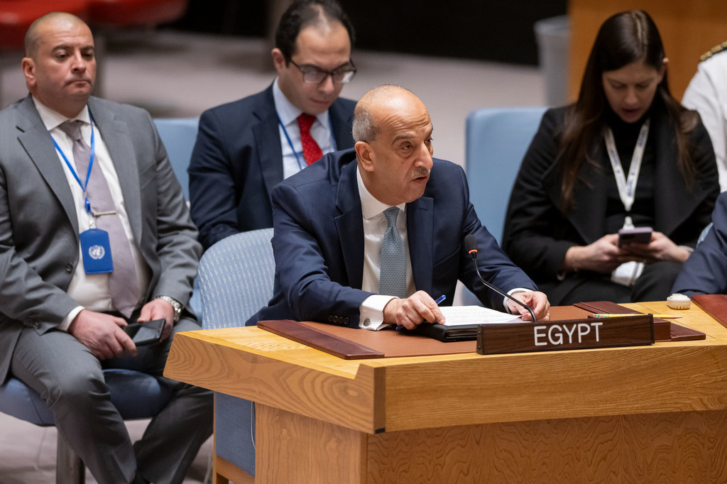 يلقي السفير المصري أسامة محمود عبد الخالق محمود كلمة أمام اجتماع مجلس الأمن الأمم المتحدة من على منصة كُتب عليها "مصر".