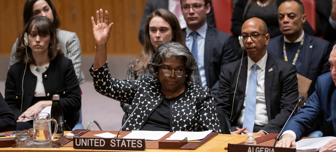 La embajadora estadounidense Linda Thomas-Greenfield vota en contra del proyecto de resolución en la reunión del Consejo de Seguridad de la ONU sobre la situación en Oriente Medio, incluida la cuestión palestina.