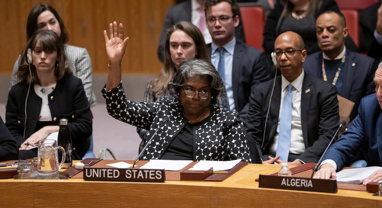 L'Ambassadrice Linda Thomas-Greenfield des États-Unis vote contre un projet de résolution lors d'une réunion du Conseil de sécurité de l'ONU sur la situation au Moyen-Orient, y compris la question palestinienne.