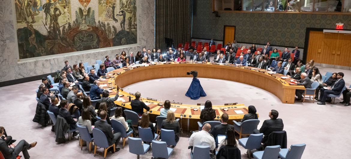 La embajadora Linda Thomas-Greenfield de Estados Unidos vota en contra del proyecto de resolución en la reunión del Consejo de Seguridad de la ONU sobre la situación en el Medio Oriente, incluida la cuestión palestina.