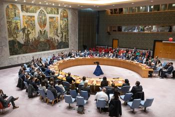A embaixadora Linda Thomas-Greenfield, dos Estados Unidos, vota contra o projeto de resolução na reunião do Conselho de Segurança da ONU sobre a situação no Oriente Médio, incluindo a questão palestina.