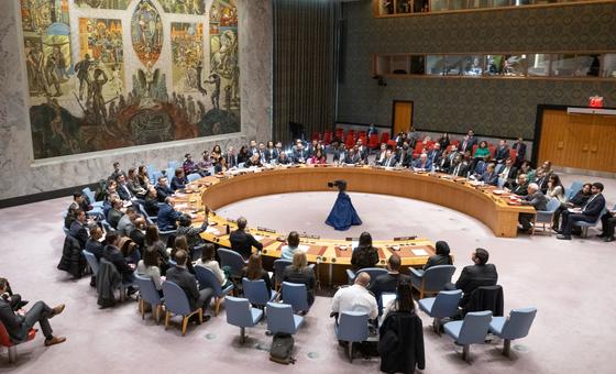 La embajadora Linda Thomas-Greenfield de Estados Unidos vota en contra del proyecto de resolución en la reunión del Consejo de Seguridad de la ONU sobre la situación en el Medio Oriente, incluida la cuestión palestina.