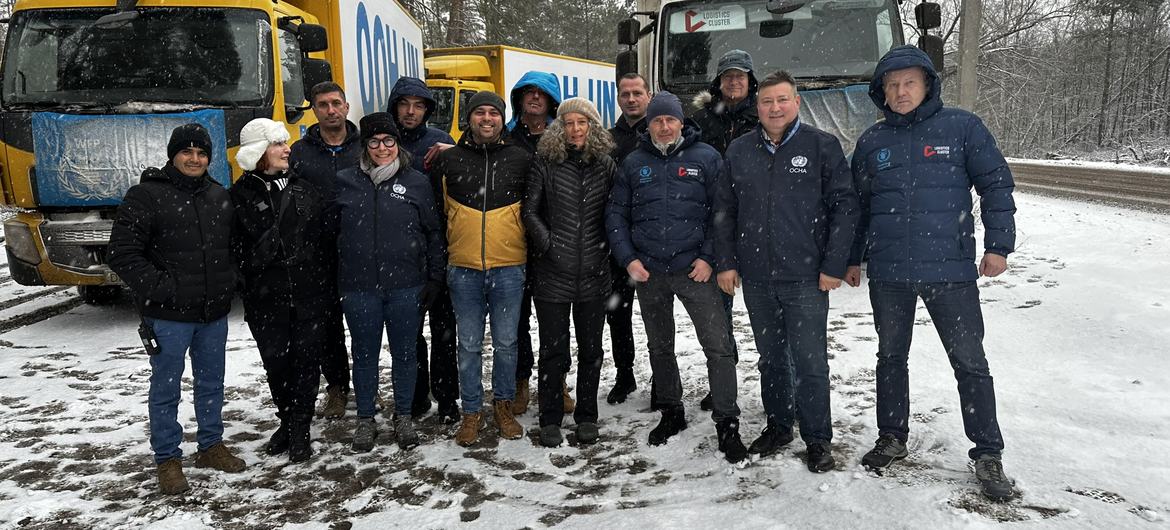 Denise Brown (centre), UN Resident Coordinator in Ukraine, with colleagues (file)