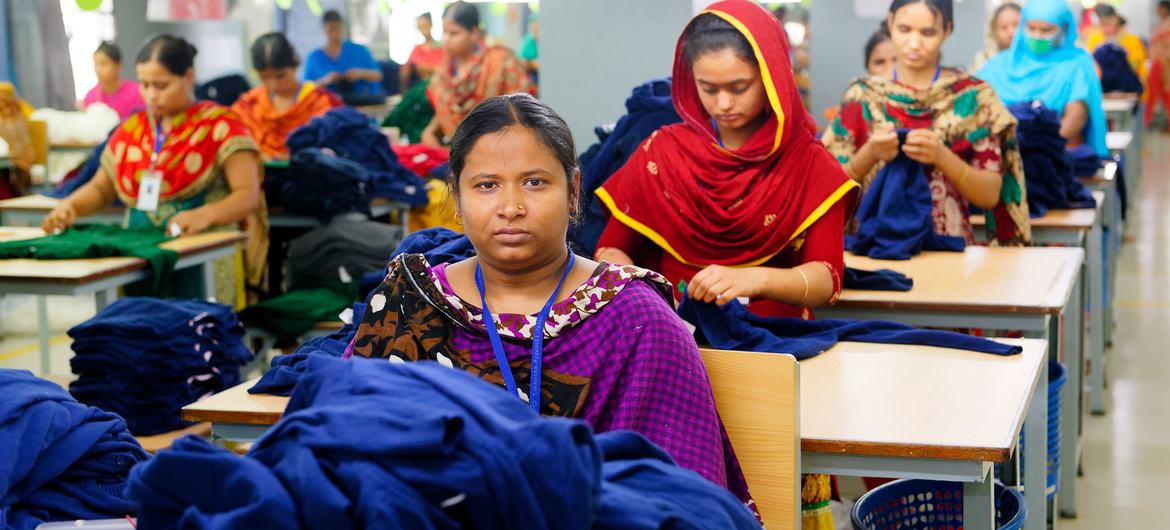بنگلہ دیش کی ایک گارمنٹ فیکٹری میں کام کرتی خواتین۔