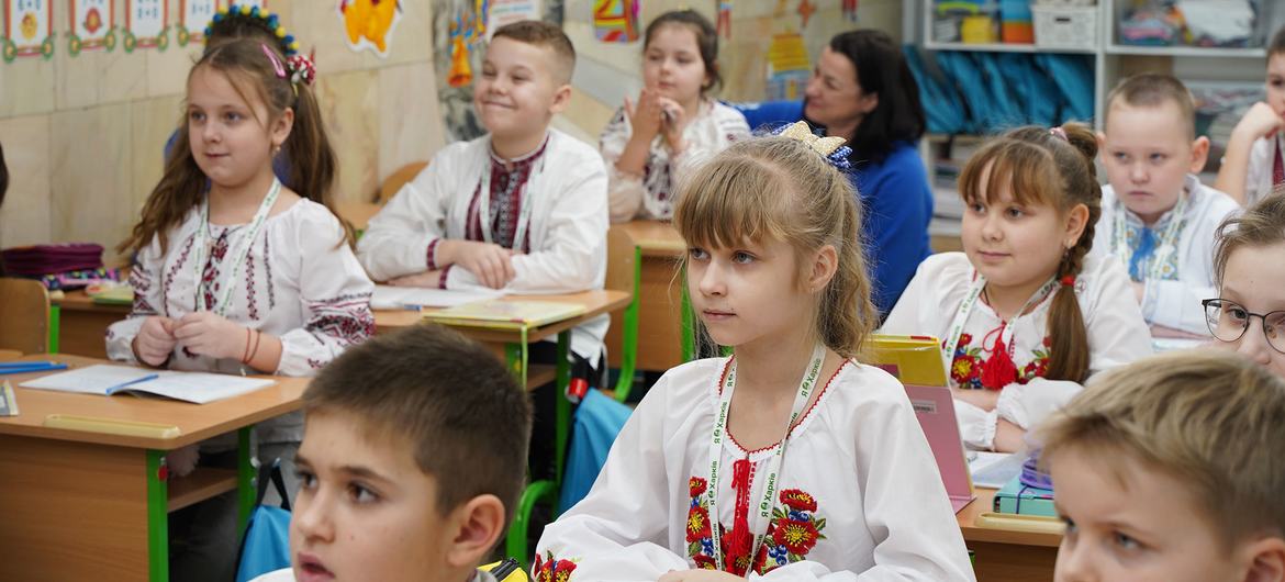 Школьники в Харькове, Украина.