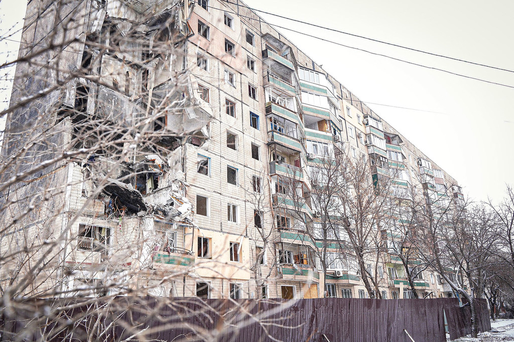 Une propriété résidentielle à Kryvyi Rih reste endommagée à la suite d'un tir de missile en juillet 2023.