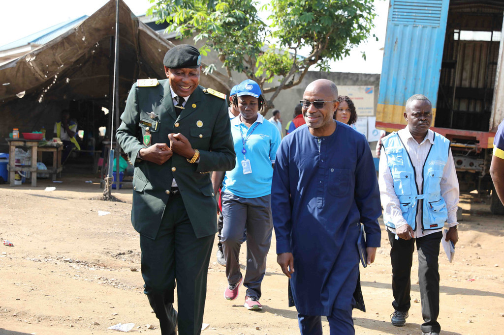 Le Directeur du Bureau conjoint des Nations Unies aux droits de l’Homme (BCNUDH) en RDC, Patrice Vahard (à droite), en visite dans la prison centrale de Bunia, en Ituri.