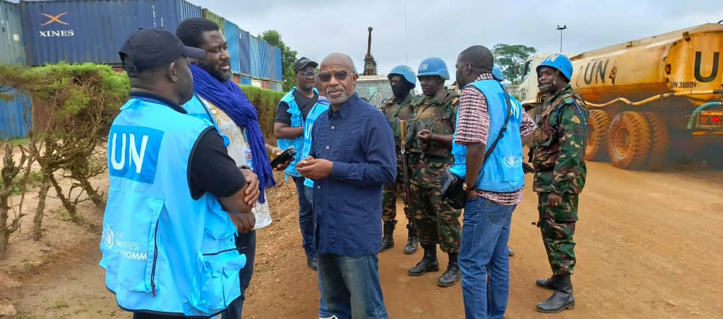 Patrice Vahard, Mkuu wa Ofisi ya Pamoja ya Haki za Binadamu UN nchini DRC, anaonekana kwenye picha wakati wa ziara ya gereza huko Beni, Kivu Kaskazini, akizungumza na wafanyakazi UN na wanajeshi.