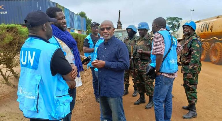 Le Directeur du Bureau conjoint des Nations Unies aux droits de l’Homme (BCNUDH) en RDC, Patrice Vahard (au centre), en visite à Beni, dans le Nord-Kivu.