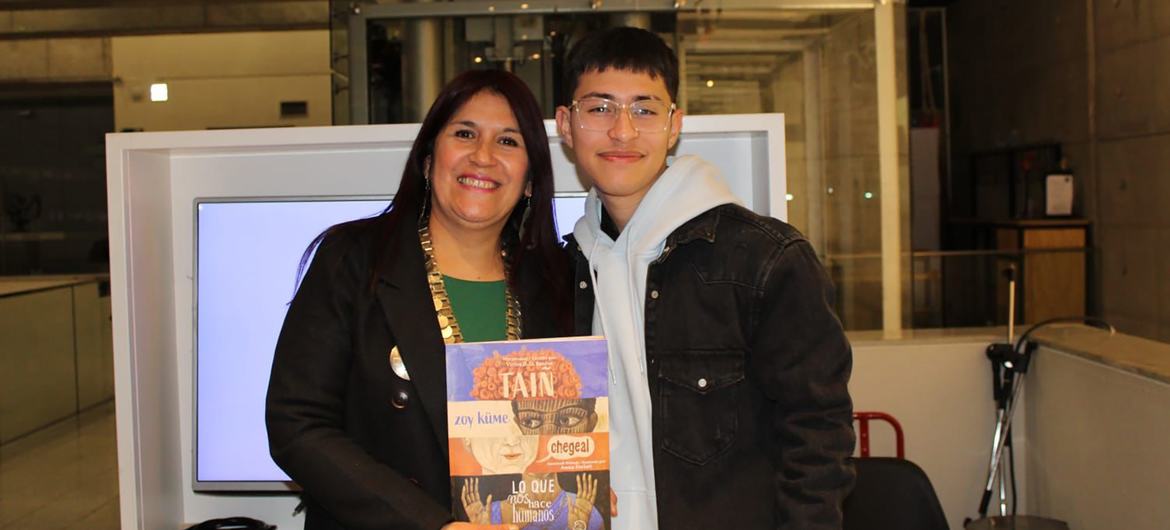 Nevenka Cayullán, educadora mapuche y traductora al mapuzugún de "Lo que nos hace humanos", durante la presentación del libro en Santiago de Chile.