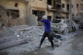 Des pans entiers du nord-ouest de la Syrie, théâtre récent de massacres de civils, sont en ruines après près de 14 ans de conflit.